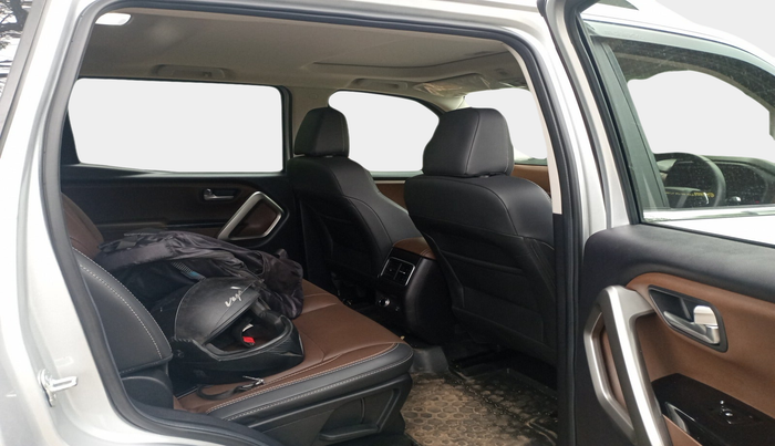 2023 Mahindra SCORPIO-N Z8 PETROL MT 7 STR, Petrol, Manual, 8,240 km, interior