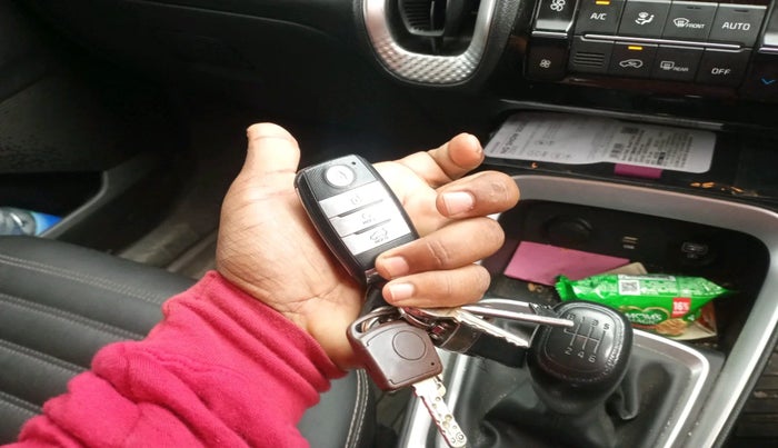 2021 KIA SONET HTK PLUS 1.0 IMT, Petrol, Manual, 1,29,339 km, interior