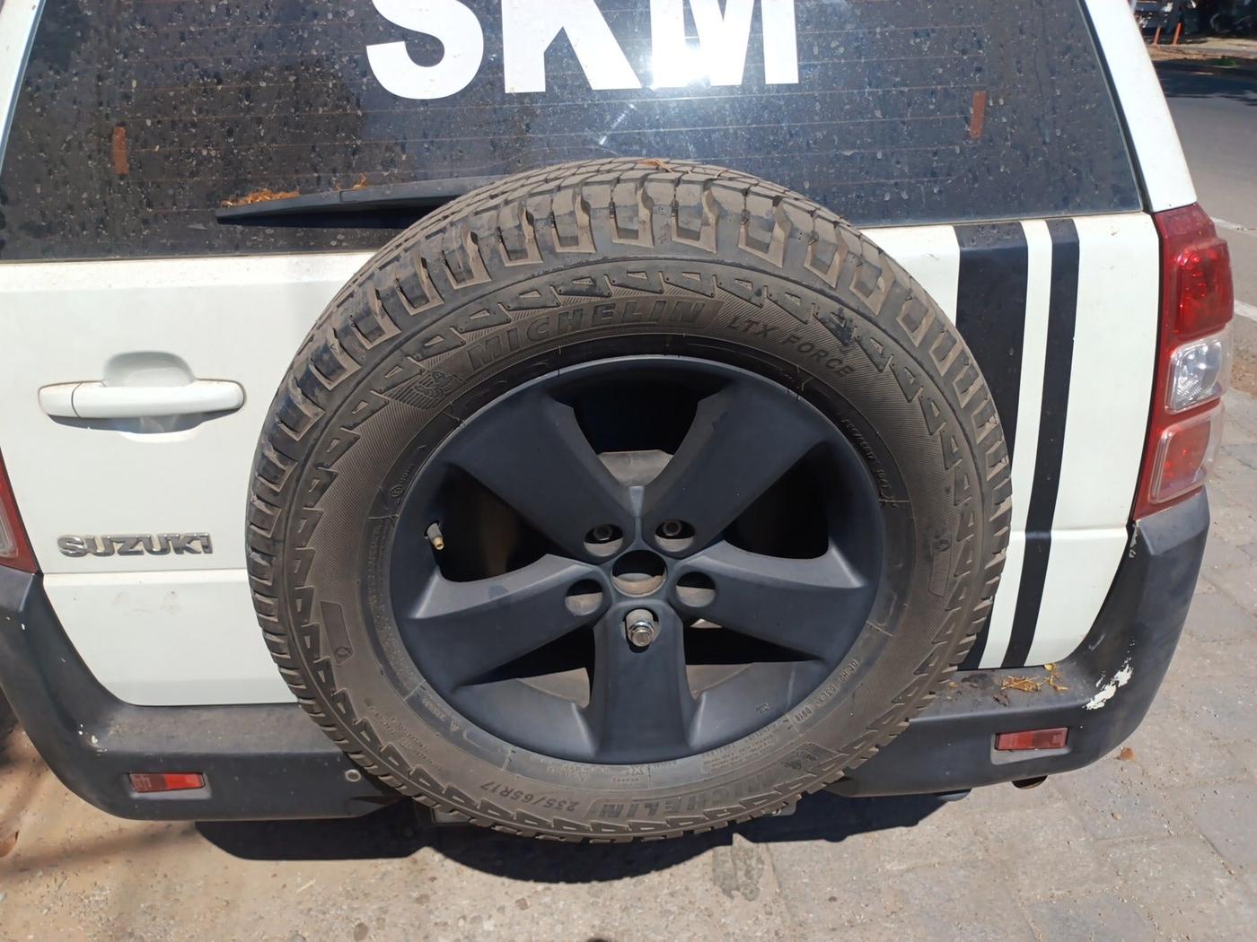 2011 Maruti Grand Vitara 2.4 MT, Petrol, Manual, 1,43,350 km, tyre