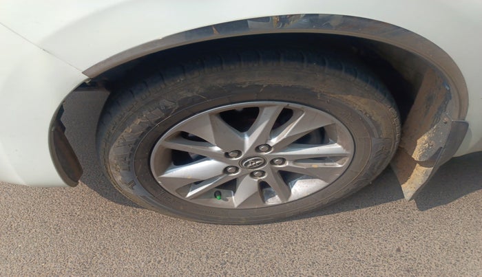 2016 Toyota Innova Crysta 2.4 VX 8 STR, Diesel, Manual, 1,24,917 km, tyre