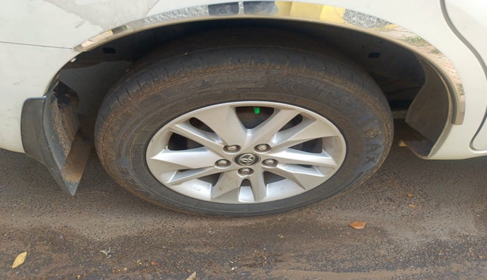 2016 Toyota Innova Crysta 2.4 VX 8 STR, Diesel, Manual, 1,24,917 km, tyre