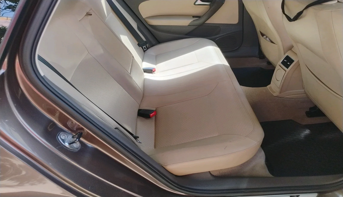 2017 Volkswagen Vento HIGHLINE 1.6 MPI, Petrol, Manual, 1,02,294 km, interior