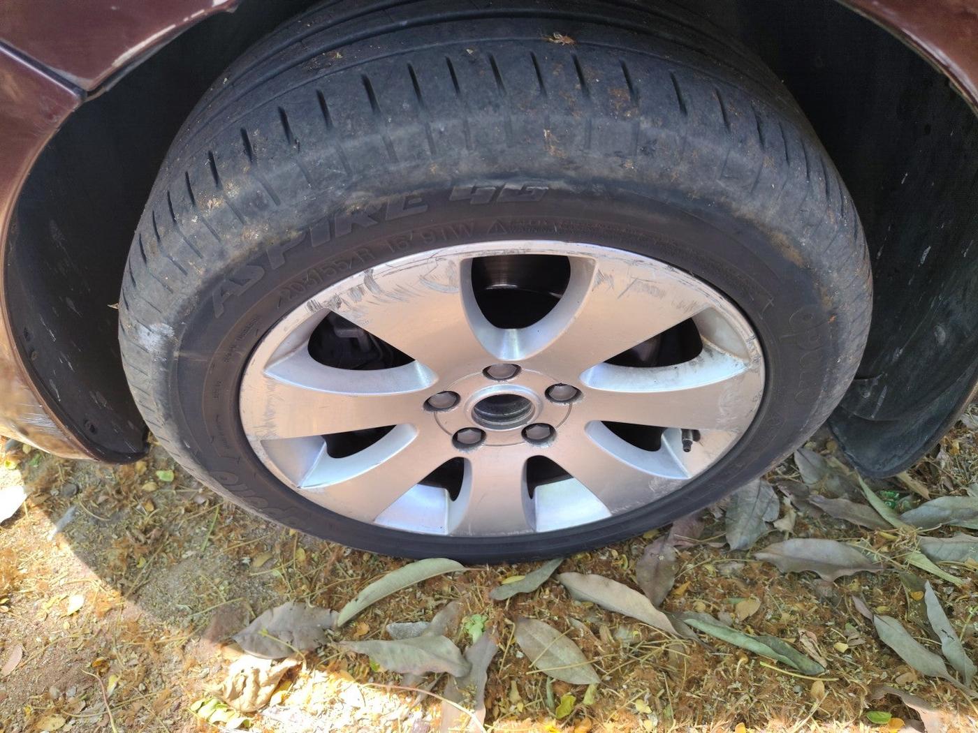 2010 Skoda Superb ELEGANCE 1.8 TSI AT, Petrol, Automatic, 1,20,404 km, tyre