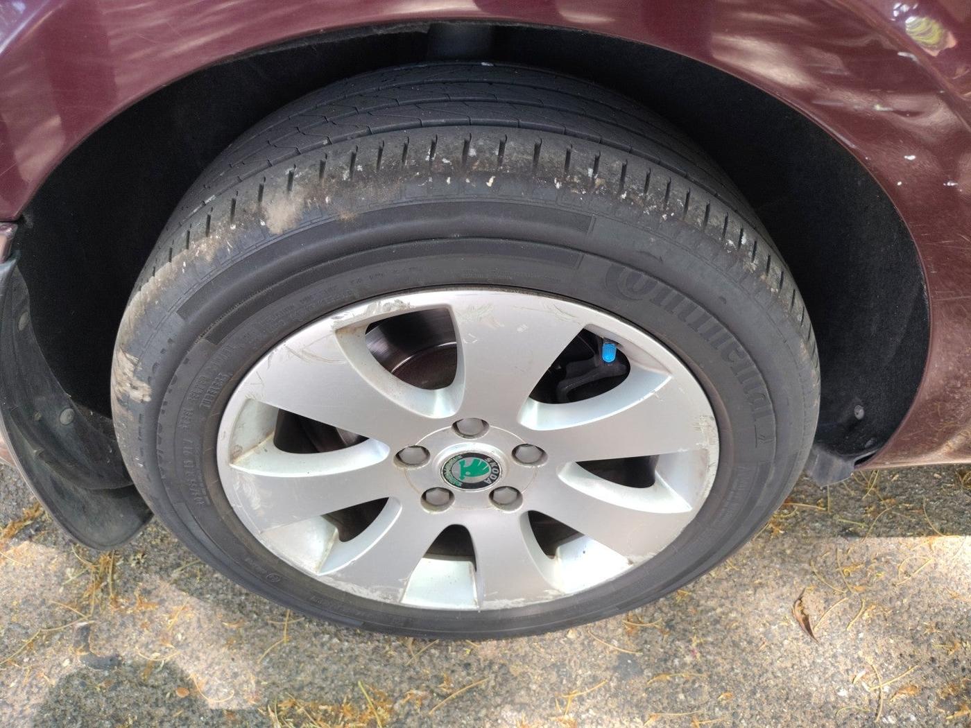 2010 Skoda Superb ELEGANCE 1.8 TSI AT, Petrol, Automatic, 1,20,404 km, tyre