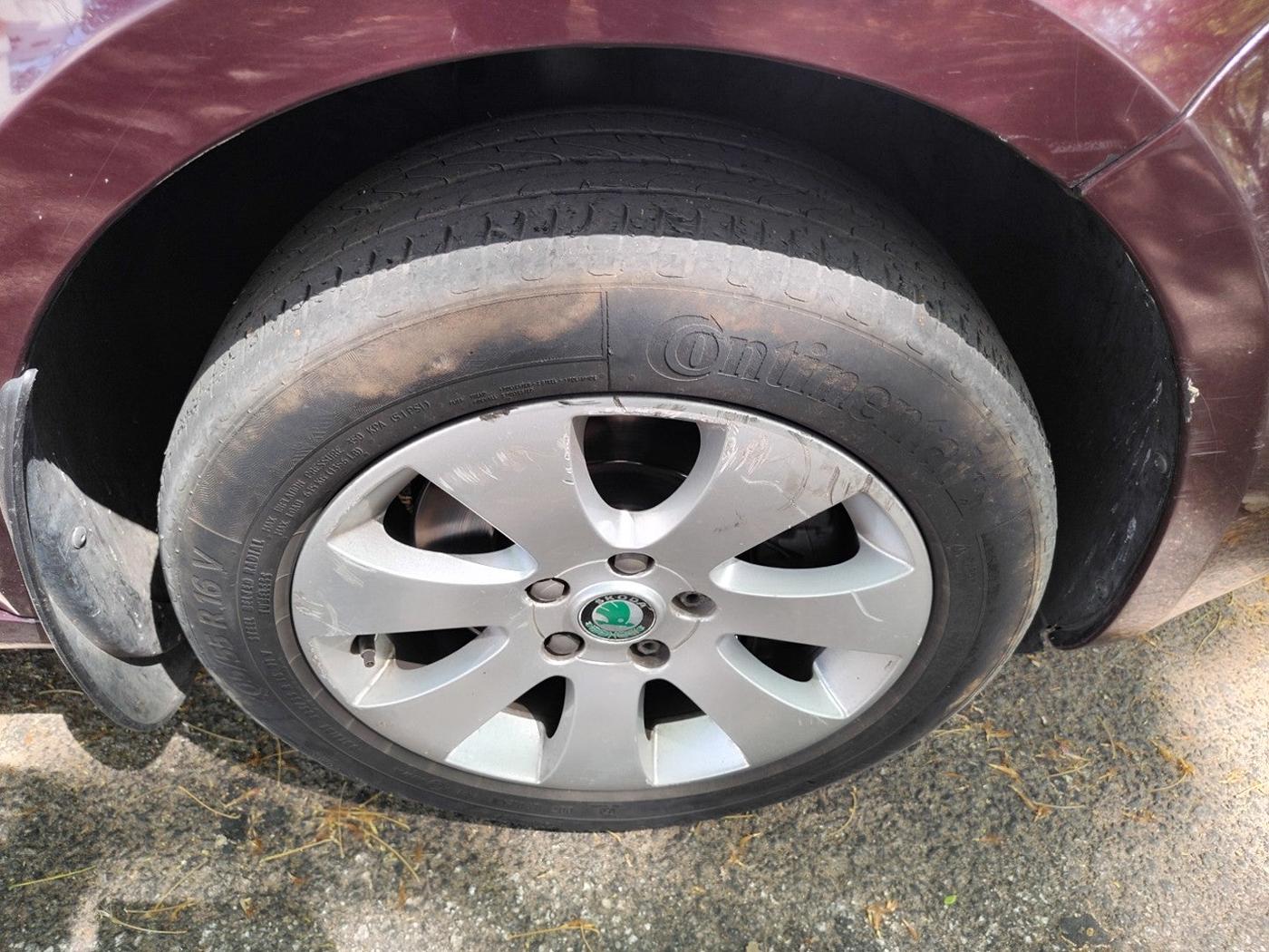 2010 Skoda Superb ELEGANCE 1.8 TSI AT, Petrol, Automatic, 1,20,404 km, tyre