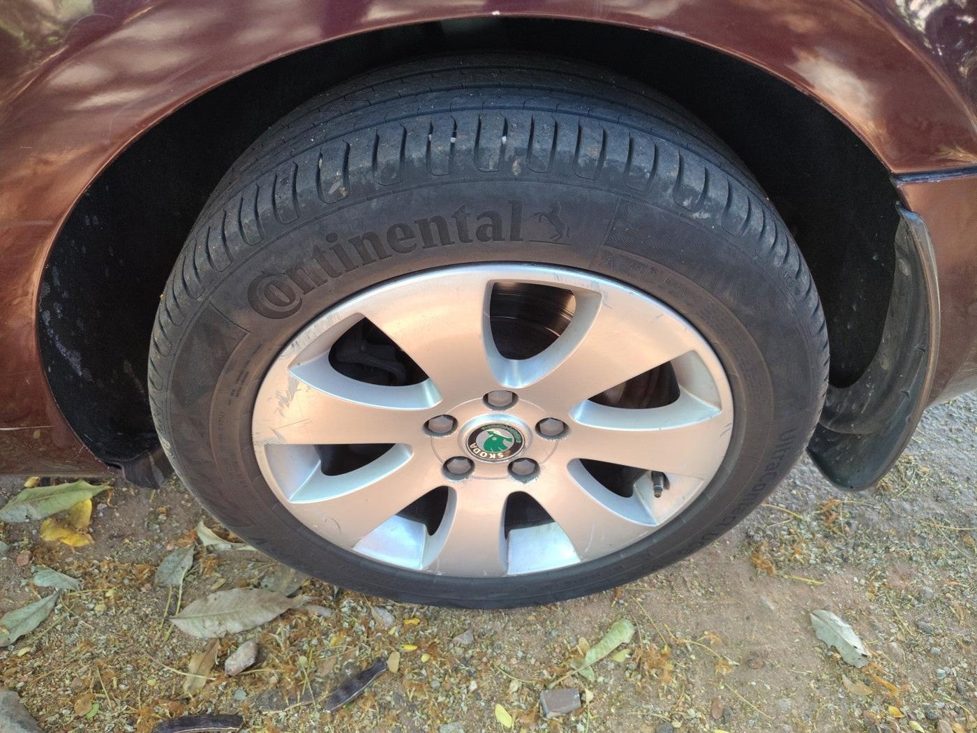 2010 Skoda Superb ELEGANCE 1.8 TSI AT, Petrol, Automatic, 1,20,404 km, tyre