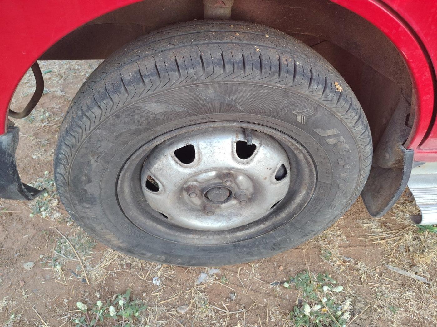 2010 Maruti Eeco 5 STR, Petrol, Manual, 1,16,355 km, tyre