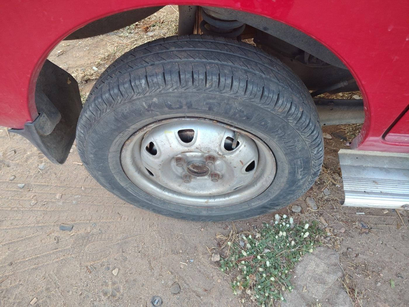2010 Maruti Eeco 5 STR, Petrol, Manual, 1,16,355 km, tyre