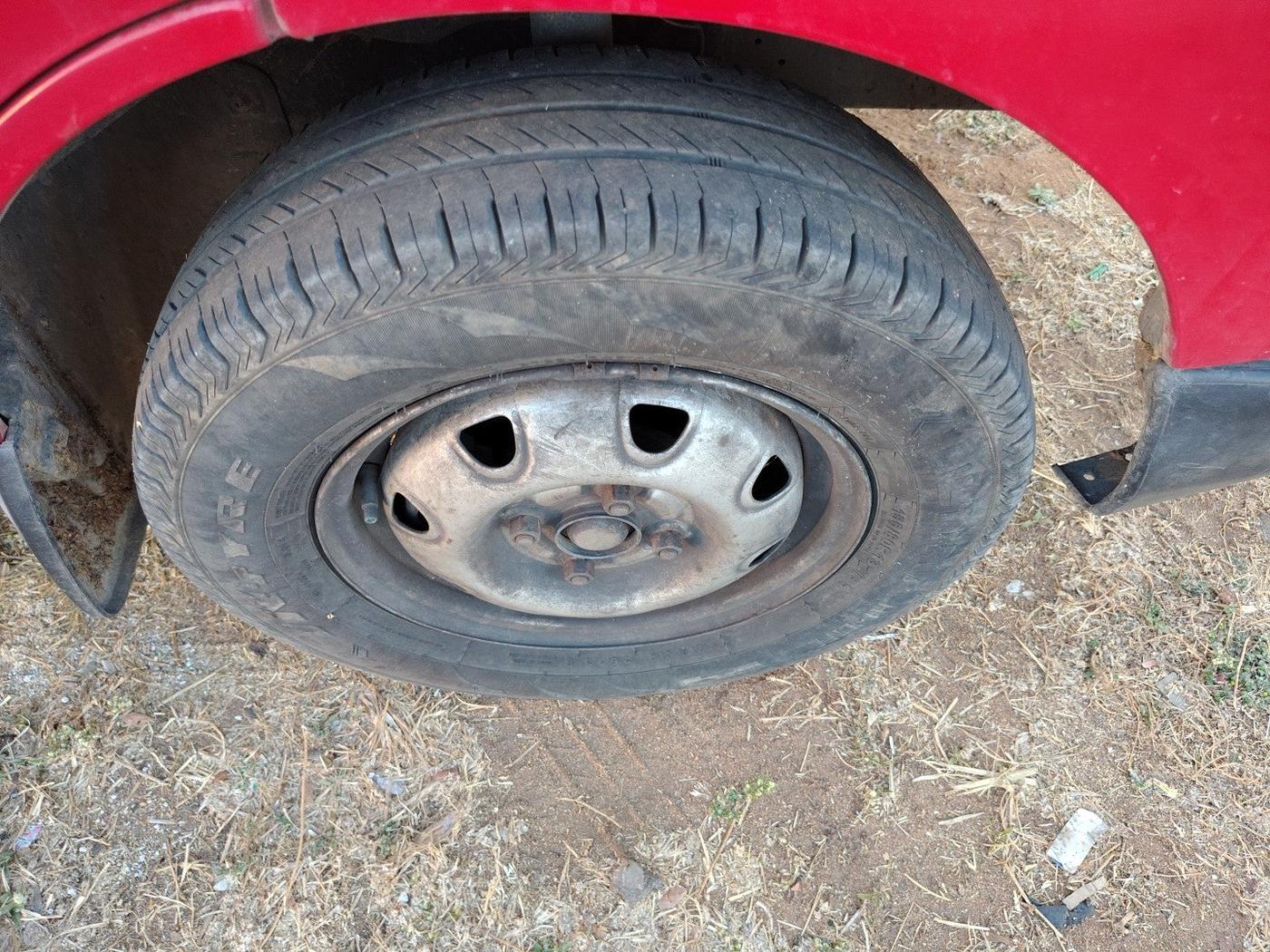 2010 Maruti Eeco 5 STR, Petrol, Manual, 1,16,355 km, tyre
