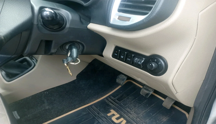 2017 Mahindra TUV300 T10, Diesel, Manual, 85,046 km, interior