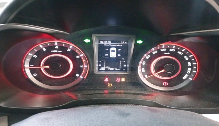 2023 Mahindra XUV300 W8 (O) 1.2 PETROL, Petrol, Manual, 39,091 km, interior