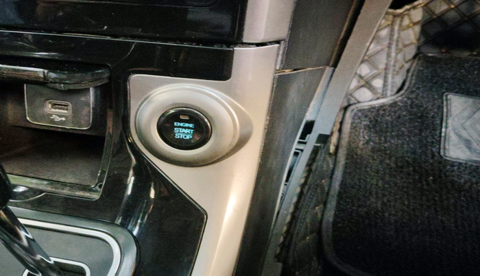 2018 Mahindra XUV500 W11 (O) AWD AT, Diesel, Automatic, 1,30,676 km, interior