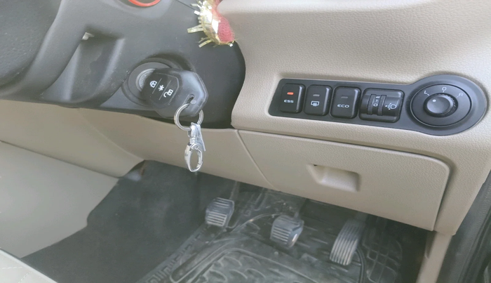 2018 Mahindra TUV300 T10, Diesel, Manual, 1,37,636 km, interior