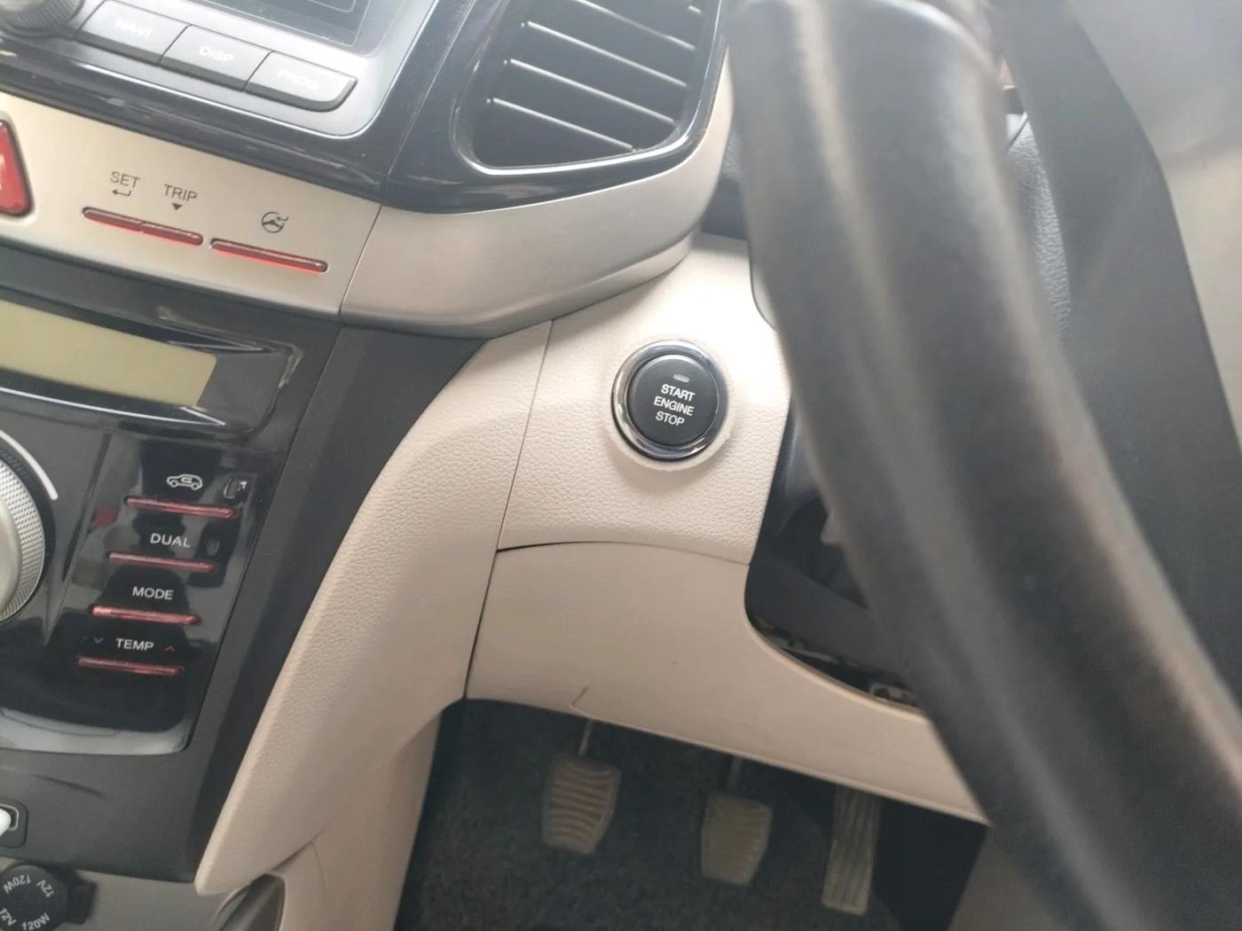 2021 Mahindra XUV300 W8 (O) 1.2 PETROL, Petrol, Manual, 30,500 km, interior