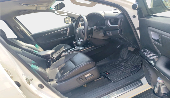 2022 Toyota Fortuner 4X2 AT 2.8 DIESEL, Diesel, Automatic, 1,00,500 km, interior