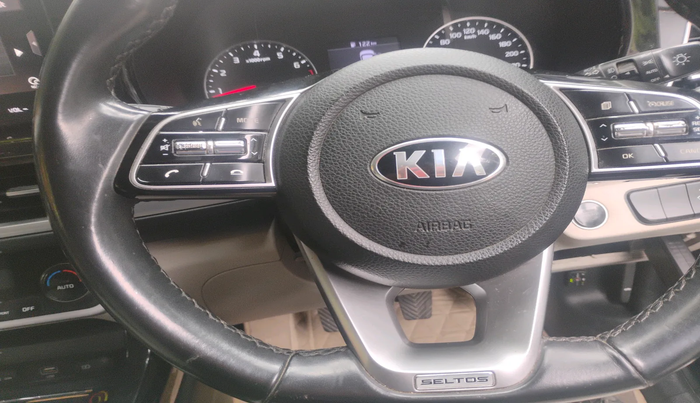 2020 KIA SELTOS HTX 1.5 PETROL, Petrol, Manual, 5,70,301 km, interior