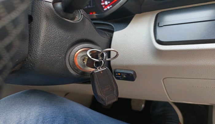 2019 Mahindra XUV300 W4 1.2 PETROL, Petrol, Manual, 1,39,618 km, interior