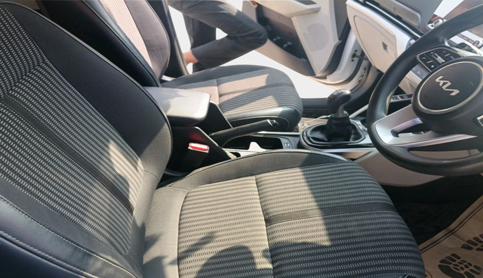 2022 KIA CARENS PRESTIGE PLUS 1.4 PETROL 7 STR, Petrol, Manual, 33,212 km, interior