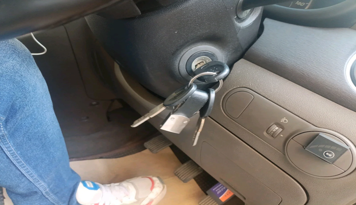 2013 Hyundai i10 MAGNA 1.1, Petrol, Manual, 1,02,731 km, interior