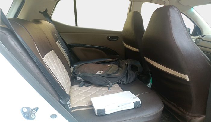 2013 Hyundai i10 MAGNA 1.1, Petrol, Manual, 1,02,731 km, interior