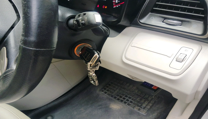 2020 Mahindra XUV300 W6 1.5 DIESEL, Diesel, Manual, 1,58,569 km, interior