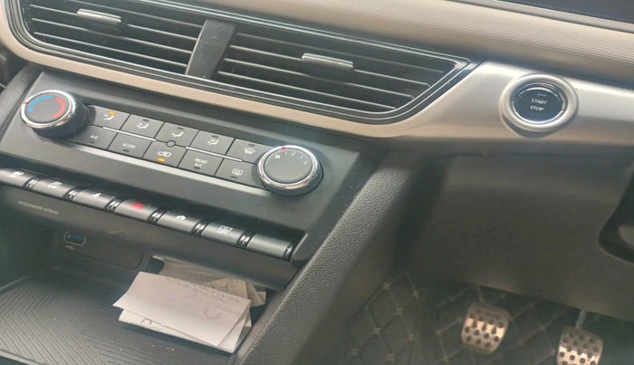 2024 Mahindra XUV700 AX 5 P MT 7 STR, Petrol, Manual, 4,662 km, interior