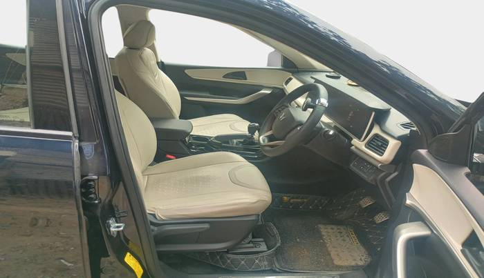 2024 Mahindra XUV700 AX 5 P MT 7 STR, Petrol, Manual, 4,662 km, interior