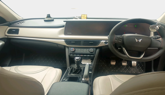 2024 Mahindra XUV700 AX 5 P MT 7 STR, Petrol, Manual, 4,662 km, interior