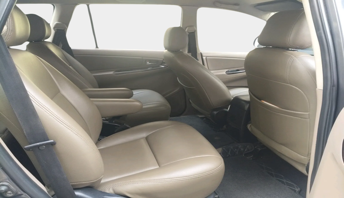 2015 Toyota Innova 2.5 VX 7 STR, Diesel, Manual, 86,713 km, interior