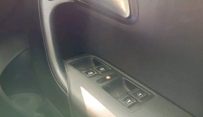 2017 Volkswagen Polo COMFORTLINE 1.2L, Petrol, Manual, 96,005 km, interior