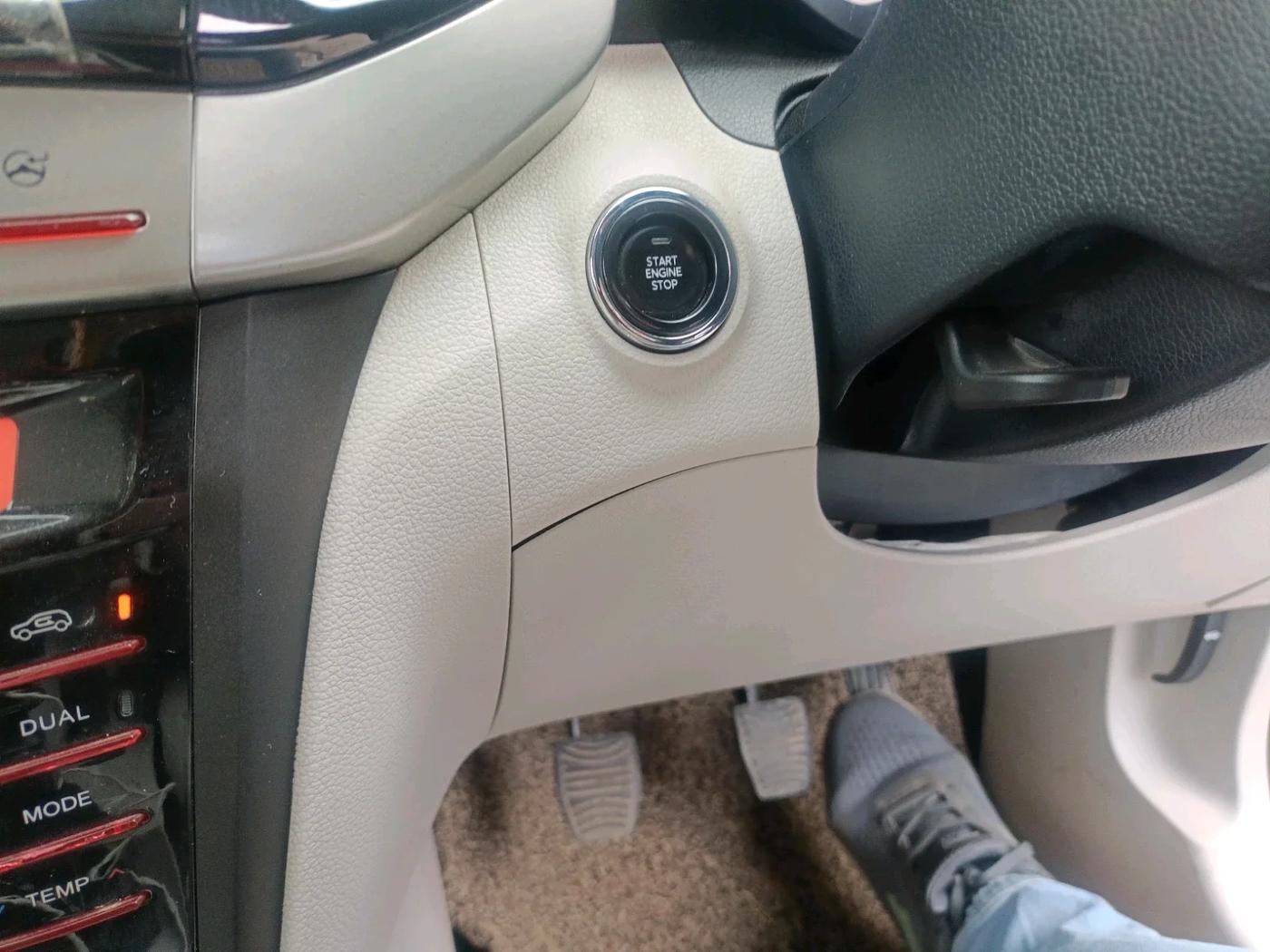 2021 Mahindra XUV300 W8 (O) 1.5 DIESEL, Diesel, Manual, 40,166 km, interior
