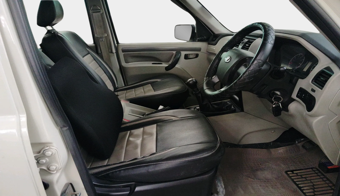 2017 Mahindra Scorpio S4 PLUS 1.99 INTELLI-HYBRID, Diesel, Manual, 86,777 km, interior