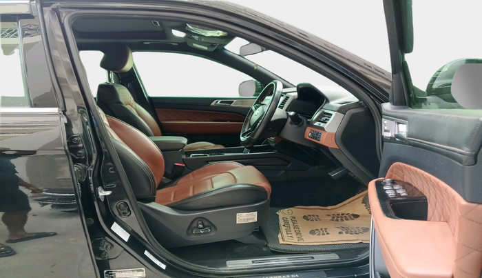 2022 Mahindra ALTURAS G4 2WD AT, Diesel, Automatic, 15,437 km, interior