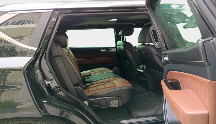 2022 Mahindra ALTURAS G4 2WD AT, Diesel, Automatic, 15,437 km, interior