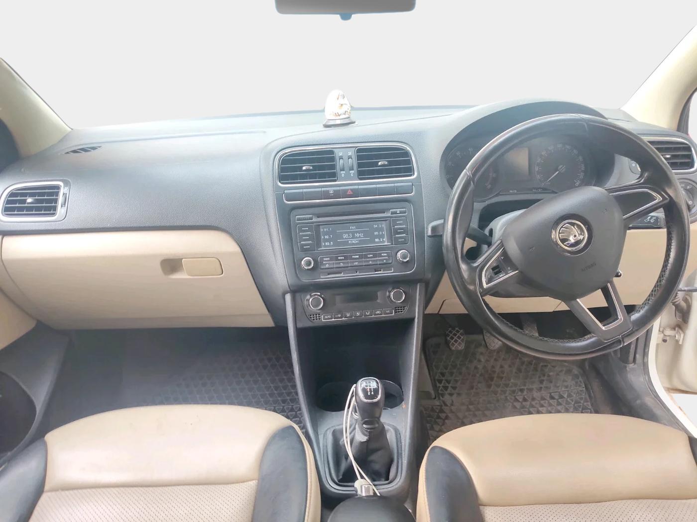 2017 Skoda Rapid AMBITION 1.6 MPI MT, Petrol, Manual, 74,025 km, interior