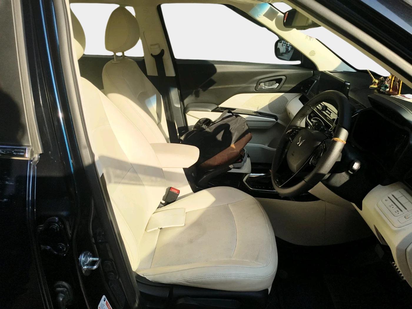 2024 Mahindra XUV 3XO AX7L 1.2 Petrol AT, Petrol, Automatic, 10,394 km, interior
