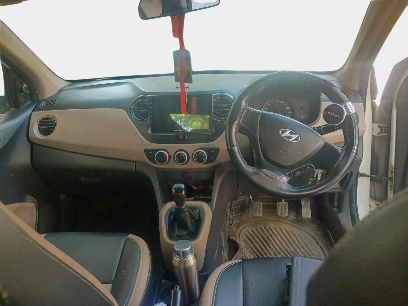 2015 Hyundai Xcent BASE 1.2, CNG, Manual, 2,45,900 km, interior