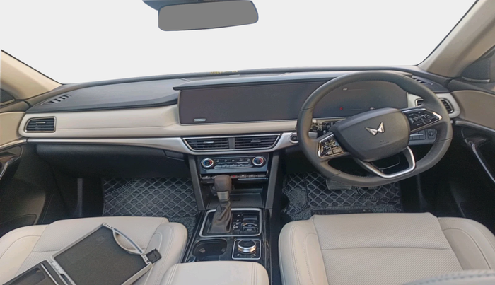 2025 Mahindra XUV700 AX 7 LUXURY P AT 7 STR, Petrol, Automatic, 109 km, interior