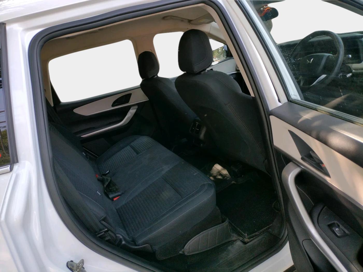 2023 Mahindra XUV700 MX D MT 5 STR, Diesel, Manual, 35,458 km, interior