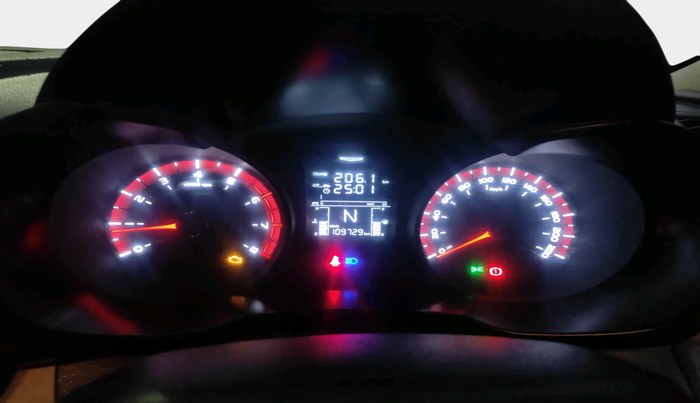 2021 Mahindra XUV300 W6 1.2 PETROL, Petrol, Manual, 1,09,729 km, interior