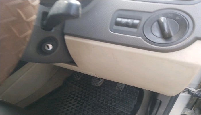 2011 Volkswagen Vento TRENDLINE 1.6, Petrol, Manual, 90,360 km, interior