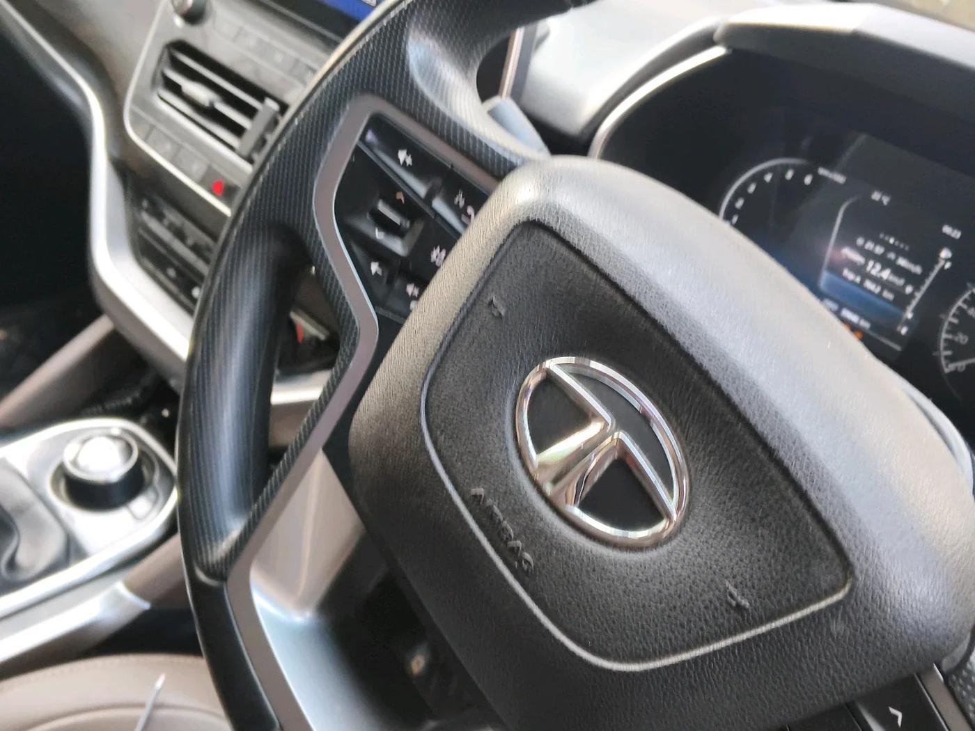 2019 Tata Harrier XZ 2.0L, Diesel, Manual, 8,00,000 km, interior