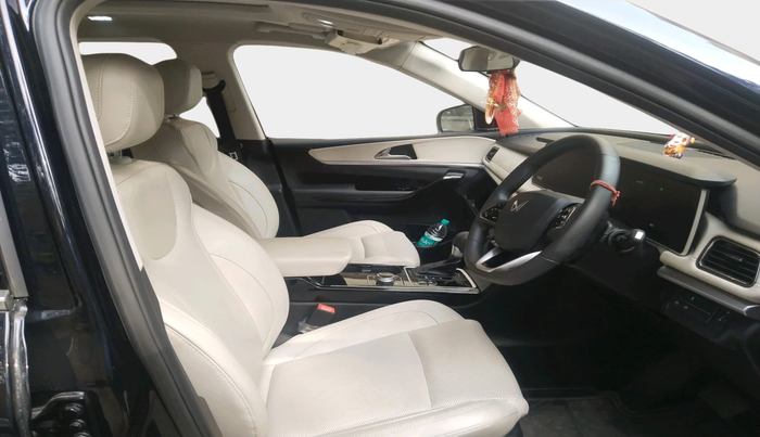 2024 Mahindra XUV700 AX 7 LUXURY P AT 7 STR, Petrol, Automatic, 5,622 km, interior