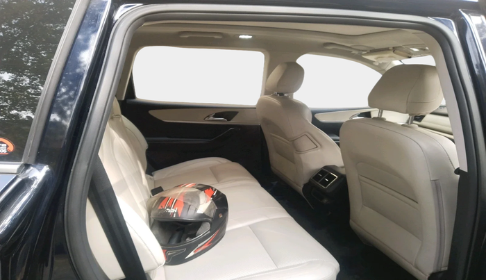 2024 Mahindra XUV700 AX 7 LUXURY P AT 7 STR, Petrol, Automatic, 5,622 km, interior