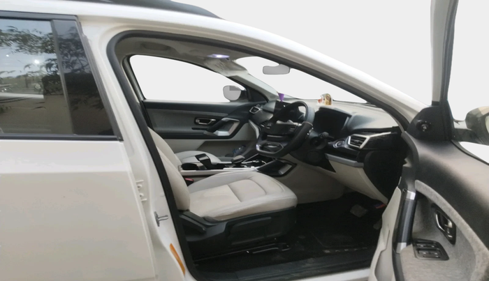 2025 Tata Safari PURE PLUS, Diesel, Manual, 13,998 km, interior