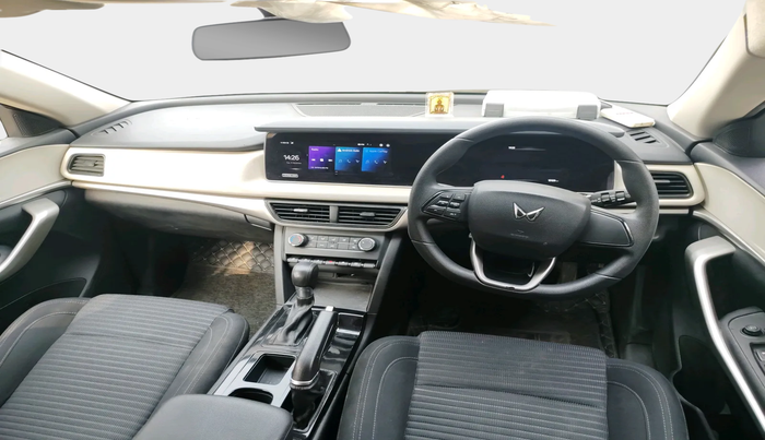 2022 Mahindra XUV700 AX 3 P AT 5 STR, Petrol, Automatic, 15,129 km, interior