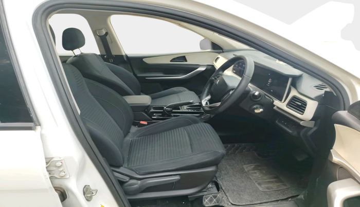 2022 Mahindra XUV700 AX 3 P AT 5 STR, Petrol, Automatic, 15,129 km, interior