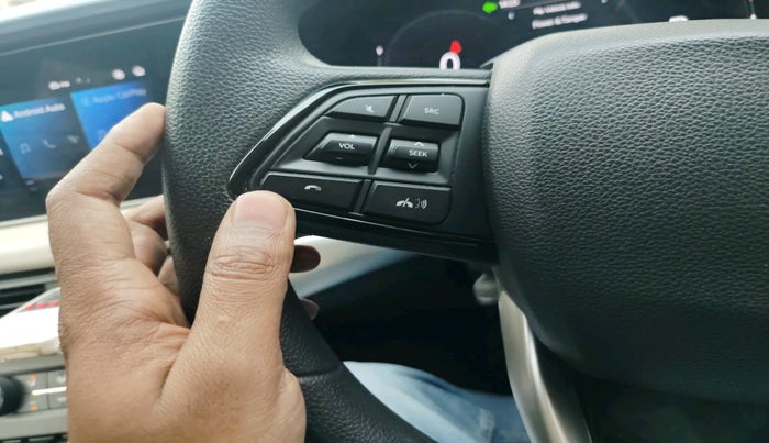 2022 Mahindra XUV700 AX 3 P AT 5 STR, Petrol, Automatic, 15,129 km, interior