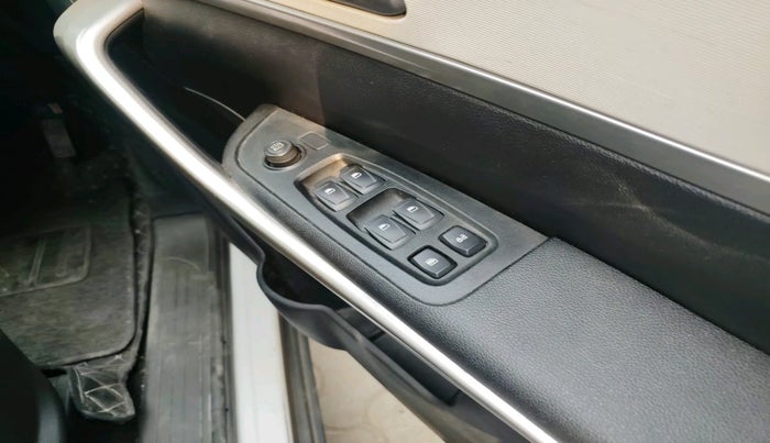 2022 Mahindra XUV700 AX 3 P AT 5 STR, Petrol, Automatic, 15,129 km, interior