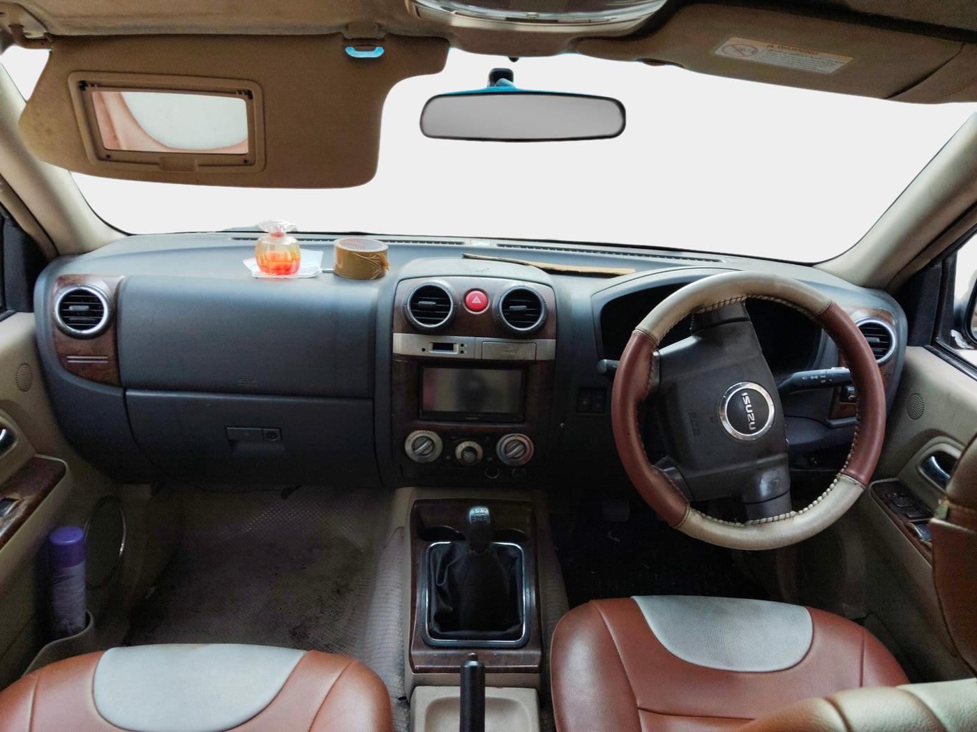 2014 ISUZU MU-7 4x2 MT, Diesel, Manual, 1,40,877 km, interior